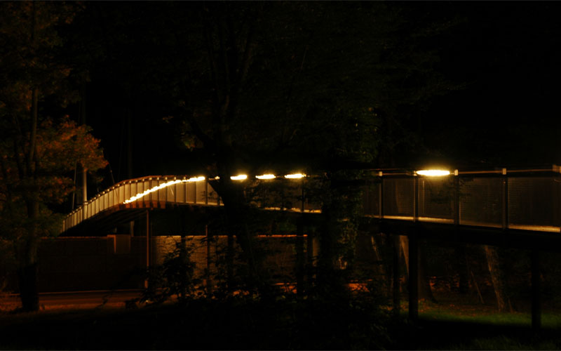 Fußgängerbrücke am Abend